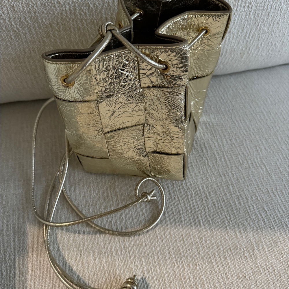 Bottega Veneta Gold Metallic Cassette bucket leather crossbody bag - Picture 2 of 5